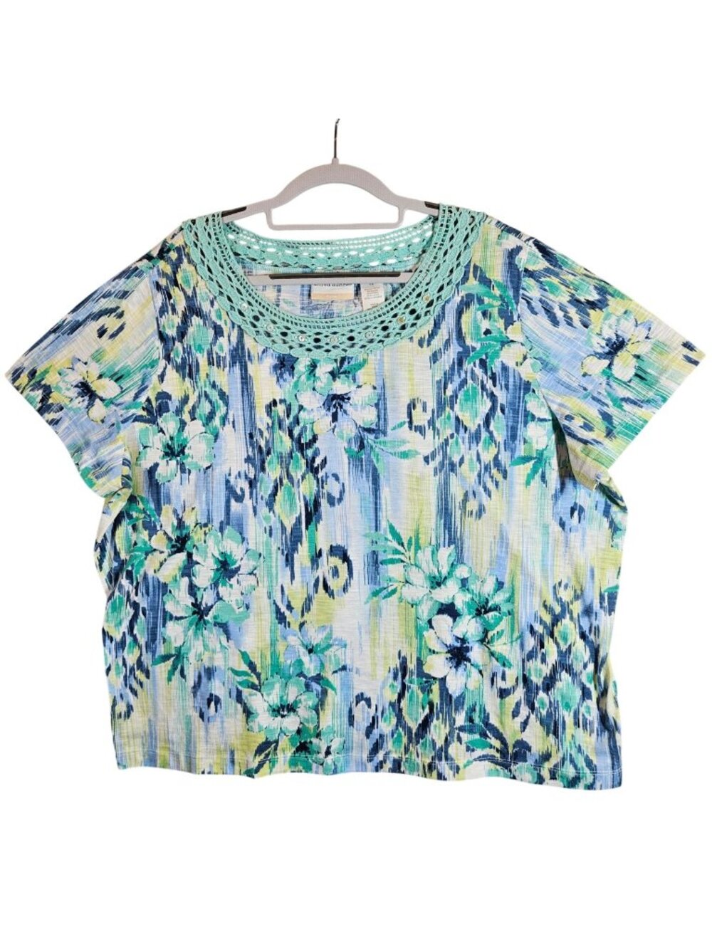 Alfred Dunner Womens 1X Blue Floral Top Crochet Neckline tiny button Accents